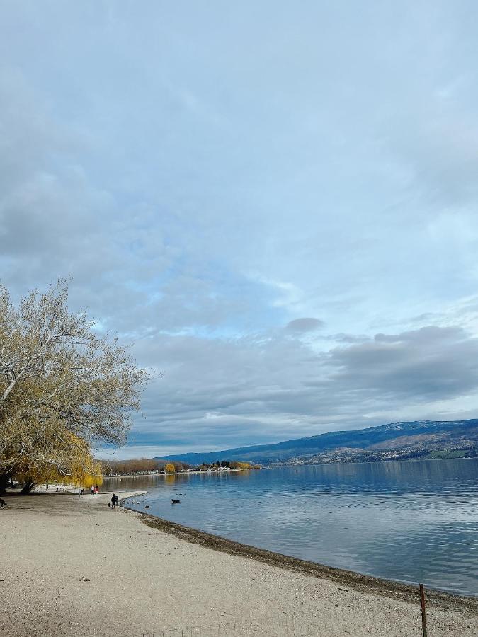 Peaceful And Spacious Lake View Вест-Келовна Екстер'єр фото